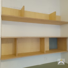 Estantería de fresno adaptada a ventana