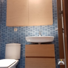 Muebles de baño realizados en tablero de abedul rechapado en roble