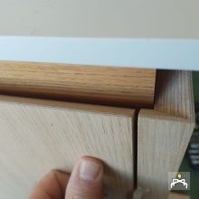 Muebles de baño realizados en tablero de abedul rechapado en roble