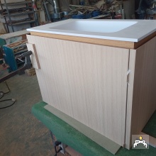 Muebles de baño realizados en tablero de abedul rechapado en roble